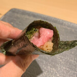 Sushi Panchi - 大トロ巻き　海葡萄添え