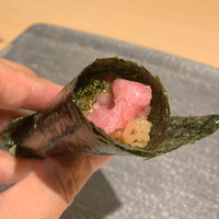 鮓ぱんち - 大トロ巻き　海葡萄添え