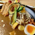 Cafe Daiya - 焼野菜、半熟卵、とんかつ、キャベツがトッピング