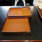 信川円 - 手前は妻が食べた鰻重(ろ)の蓋。写真奥の重箱(は)の蓋は "本物" 木生地に漆