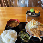 食堂 - 料理写真:アジフライ定　扇風機前
