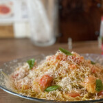 ナナイロパスタ - 本日の気まぐれパスタ「海老とトマトの冷製カッペリーニ 1,180円＋大盛り 250円」。