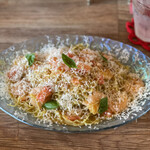 ナナイロパスタ - 本日の気まぐれパスタ「海老とトマトの冷製カッペリーニ 1,180円＋大盛り 250円」。
