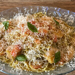 ナナイロパスタ - 本日の気まぐれパスタ「海老とトマトの冷製カッペリーニ 1,180円＋大盛り 250円」。