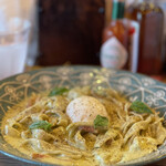 ナナイロパスタ - バジルカルボナーラ 850円＋半熟卵 100円。