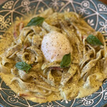 ナナイロパスタ - バジルカルボナーラ 850円＋半熟卵 100円。