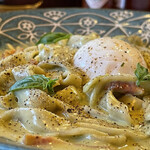 ナナイロパスタ - バジルカルボナーラ 850円＋半熟卵 100円。