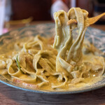 ナナイロパスタ - バジルカルボナーラ 850円＋半熟卵 100円。