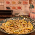 ナナイロパスタ - 本日の気まぐれパスタ「ベーコンとコーンとズッキーニのハニーマスタードショートパスタ 1,080円＋大盛り 250円」。