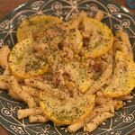 ナナイロパスタ - 本日の気まぐれパスタ「ベーコンとコーンとズッキーニのハニーマスタードショートパスタ 1,080円＋大盛り 250円」。