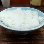 武蔵家 川口店 - 中ライスですごい量&素晴らしい品質。米にも上ブレがあるのか。ちなみに大ライスまで無料。唐辛子の醤油漬けとキューちゃん取り放題。