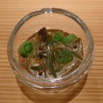 島津 - 秋田白神山地の蓴菜、スナックエンドウ、鮑の縁側の酢の物