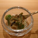 島津 - 秋田白神山地の蓴菜、スナックエンドウ、鮑の縁側の酢の物