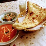 インド・ネパール料理 アヴィヤン - Aランチセット 780円(カボチャチキン5辛・サラダ・プレーンナンおかわり自由・ラッシー) + バターナン 250円