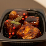 アジアンサラダユウゴウ - 料理写真:2021.7 とろける豚の濃厚カシス黒酢ソース 213g（100g 648円）