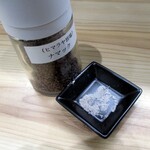 とんかつ檍のカレー屋 いっぺこっぺ - メインは岩塩で