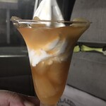 ミニストップ - 料理写真:赤肉メロンパフェには角切りのメロン果実がゴロゴロ入っており、ソースもメロン。