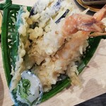 Kaitenzu Shisu Shi Maru - すし屋の天ぷら盛り合わせ（海老2、茄子、玉葱、イカ？、大葉）天つゆ付き。