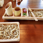 竹ばやし - 奥にみえるのがもりそばのセット。