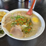 長浜ラーメンとん吉 - チャーシューメン 辛ニラ投入♪