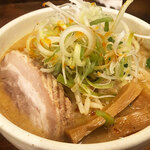 Ramen Kirari - 20cmほどの見た目はこじんまりとした丼に入って提供。濃厚そうな味噌スープにたっぷりの野菜、チャーシュー、メンマのラインナップ。