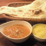 ナンとハーフライスとカレー