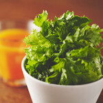 俺のハンバーグ 渡なべ  - 一口野菜ジュース、お豆腐とわさび菜のサラダ