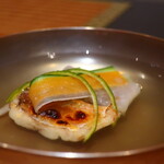 日本料理 幸庵 - ぐじと蓮豆腐の煮物椀アップ