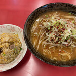 りゅうとら - みそ肉もやしラーメンと半チャーハンのセット