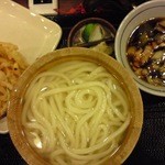 Marugame Seimen - 相方の肉汁つけうどん、釜揚げにセットのかき揚げ17時以降は580円(^0^)