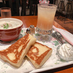 CAFE AALIYA - フレンチトーストセット950円
      スープ、グレープフルーツジュース