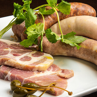 Handmade sausages and ham are recommended menu items made with great care!