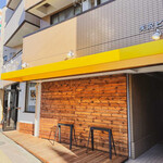 Kashinoki coffee - ウッドデッキスペースにはベンチがあり、コーヒーとスイーツをお楽しみいただけます。