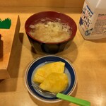 Sushikin - ランチのお味噌汁と果物。