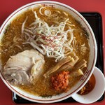ラーメン もっけだの - 赤唐味噌中華普通ニンニクショウガ+別皿食べるラー油