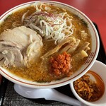 ラーメン もっけだの - 赤唐味噌中華普通ニンニクショウガ+別皿食べるラー油