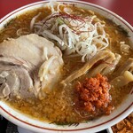ラーメン もっけだの - 赤唐味噌中華普通ニンニクショウガ+別皿食べるラー油