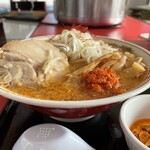 ラーメン もっけだの - 赤唐味噌中華普通ニンニクショウガ+別皿食べるラー油