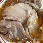ラーメン もっけだの - 赤唐味噌中華普通ニンニクショウガ食べるラー油のチャーシュー