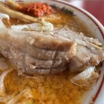 ラーメン もっけだの - 赤唐味噌中華普通ニンニクショウガ食べるラー油のチャーシュー