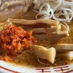 ラーメン もっけだの - 赤唐味噌中華普通ニンニクショウガ食べるラー油のショウガ、メンマ