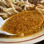 ラーメン もっけだの - 赤唐味噌中華普通ニンニクショウガ食べるラー油のスープ