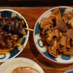 宇ち多゛ - レバー 素焼きお酢  隣はモツ煮込み