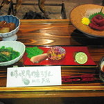 いろりの宿 芦名 - 夜）先付）鴨、鰊、花菜の三種。小鉢は青菜とこんにゃく、右が馬刺し