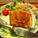 いろりの宿 芦名 - 夜）地鶏もも。ピンぼけスイマセン