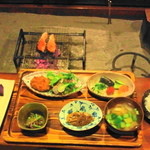 いろりの宿 芦名 - 朝）玉子焼き、コロッケ、香の物、インゲン、糸こんにゃくと根菜、青菜の味噌汁