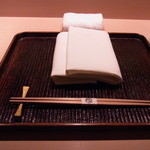 神楽坂 石かわ - カウンターのセッティング