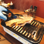 焼肉さかえ - もも焼き(切断中)