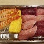 出羽鮨 - 車エビ・マグロ・玉子。