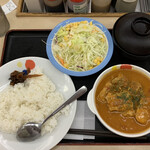 松屋 - ごろごろチキンのバターチキンカレー 生野菜セット［790円］